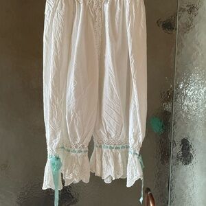 Magnolia Pearl White Cropped Pants with Aqua Accents